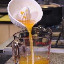 Exprimir con el exprimidor de naranja para obtener 3 tazas de jugo. Reservar una mandarina para obtener su gajos.