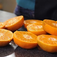 Partir a la mitad las mandarinas.