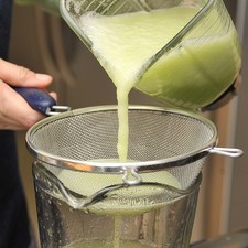 Colar hacia la jarra con el resto del agua.