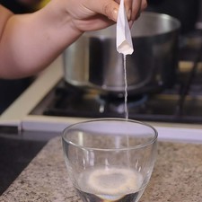 Agregar la grenetina poco a poco en forma de lluvia sobre media taza de agua fría. Mezclar levemente y dejar que se hidrate durante 5 minutos. Meter al microondas por intervalos de 15 segundos hasta que se derrita y reservar.