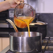 Colocar el jugo de mandarina en una olla.