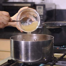 Retirar de la estufa y añadir la grenetina hidratada y revolver bien con la pala para integrar los ingredientes. Dejar enfriar.
