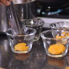 Colocar unos gajos de mandarina dentro de cada molde individual o en un molde grande.