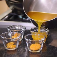 Vaciar la mezcla de gelatina. Refrigerar hasta que cuaje.