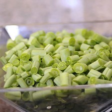 Cortar los ejotes en trozos pequeños descartando las puntas y el queso panela en cubos pequeños. S 16781 1475608175