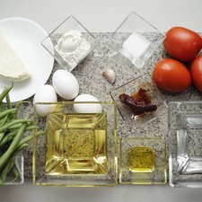 Ingredientes para tortitas 300 gramos de ejotes 200 gramos de queso panela 3 cucharadas de harina de trigo 3 piezas de huevo aceite vegetal comestible al gusto Ingredientes para caldillo 4 piezas de jitomate guaje 1 diente de ajo agua al gusto 1 cucharada de aceite de oliva sal al gusto 1 pieza de chile chipotle adobado S 16782 1475608174