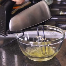 Batir en un tazón las claras a punto de turrón (hasta que las claras batidas no se caigan del tazón al voltearlo). S 16785 1475608162