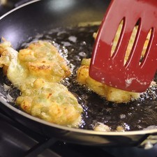 Calentar el aceite y cuando esté bien caliente añadir dos cucharadas de la mezcla dando forma redonda para formar las tortitas y freír unos minutos por ambos lados. S 16790 1475601240