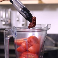 Para preparar el caldillo colocar los jitomates partidos en cuartos, diente de ajo y chile chipotle en el vaso de la licuadora y moler bien hasta obtener una mezcla homogénea. S 16791 1475601239
