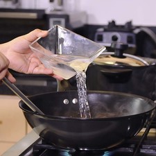 Sofreír la salsa y agregar un poco de agua. Sazonar con sal y dejar hervir. S 16792 1475601237
