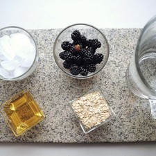 Ingredientes para receta 1 taza de zarzamora 1/4 taza de hojuelas de avena 1/4 taza de miel de agave hielo al gusto 1 1/2 litros de agua