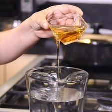 Endulzar el agua con miel de agave revolver bien y reservar.