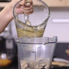Agregar un poco del agua endulzada en el vaso de la licudora. Moler bien hasta obtener una mezcla homogénea.