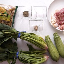 Ingredientes para receta 450 gramos de pasta de rotini la moderna 2 manojos de espinaca 2 piezas de calabacita italiana 1 diente de ajo 8 rebanadas de tocino 1/2 taza de queso parmesano rallado sal al gusto pimienta negra molida al gusto servilletas de papel al gusto