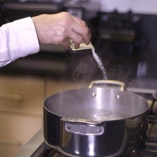 Para cocer la pasta, poner mucha agua a hervir, agregar sal y cuando recupere el hervor.