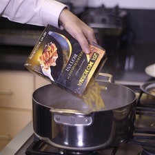 Añadir la pasta. Dejar cocer de 7 a 11 minutos hasta que esté al dente, firme por dentro y suave por fuera.