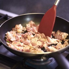 Calentar el sartén y cuando esté caliente sofreír el tocino moviendo constantemente, hasta que quede dorado.