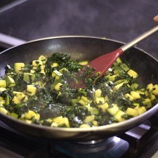 Añadir la calabacita picada y sazonar con pimienta, continuar cociendo unos minutos más hasta que se suavicen.