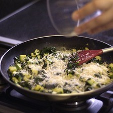 Apagar el fuego y agregar el queso parmesano, revolver para integrar los ingredientes.