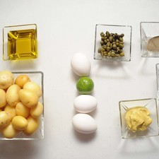 Ingredientes para receta 500 gramos de papa cambray 2 cucharadas de mostaza dijon 1 pieza de limón aceite de oliva extra virgen al gusto 2 cucharadas de alcaparras sal al gusto pimienta negra molida al gusto 3 piezas de huevo S 16844 1475600988
