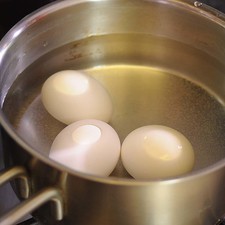 Colocar los huevos en una olla honda con suficiente agua, calentar a fuego alto hasta que suelte el hervor. Bajar un poco la lumbre y continuar hirviendo durante 10 minutos. S 16845 1475600989