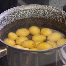 Cocer las papas cambray con suficiente agua en una olla honda y un poco de sal durante 15 minutos o hasta que estén cocidas. S 16846 1475600988
