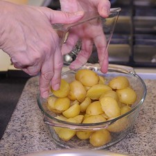 Colocar las papas partidas en una ensaladera. S 16852 1475600983