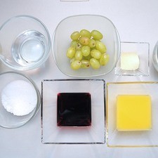 Ingredientes para para el vino blanco 3/4 taza de vino blanco 1 taza de uva blanca sin semilla 3/4 taza de agua 1/2 taza de azúcar blanca 1 cucharada de grenetina natural Ingredientes para para el vino tinto 1/2 taza de jugo de naranja 1/2 taza de vino tinto 1/2 taza de azúcar blanca 1 cucharada de grenetina natural