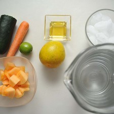 Ingredientes para ingredientes 1/2 pieza de pepino 1 pieza de zanahoria 1 pieza de naranja 1 pieza de limón 1/2 taza de melón 1/4 taza de miel de agave 2 litros de agua hielo al gusto
