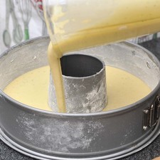 Engrasar un molde para rosca con manteca vegetal, cubrrir con una ligera capa de harina para que la mezcla no se pegue al hornear. Se pude utilizar también molde de panqué o de bollitos, nunca uno cuadrado o redondo porque queda crudo del centro. Precalentar el horno por 10 minutos a 350 °F (180 °C). Agregar la mezcla al molde.