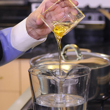 Endulzar el agua con la miel de agave y reservar.