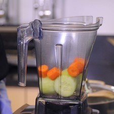 Colocar en el vaso de la licuadora el pepino, la zanahoria.