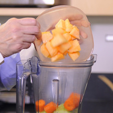 Agregar el jugo de limón, naranja y el melón picado.