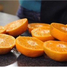 Cortar la naranja y el limón y extraer el jugo. Reservar