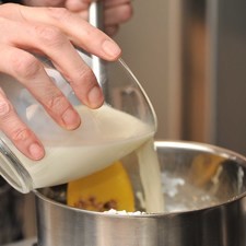 Añadir la leche poco a poco y menear para incorporar.
