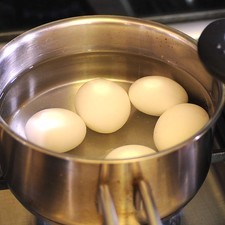 Hervir los huevos con suficiente agua por 10 minutos hasta que estén cocidos.