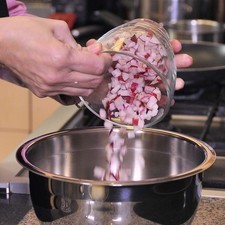 Colocar los rábanos picados en un tazón junto con los huevos cocidos