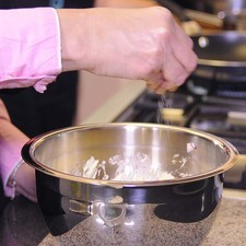 Machacar bien y revolver hasta que todos los ingredientes estén bien integrados, sazonar con sal y pimienta. Reservar.