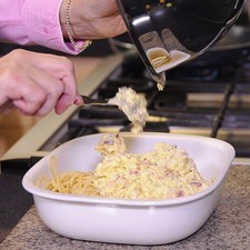Colocar la pasta en un tazón junto con el aderezo, integrar bien los ingredientes.