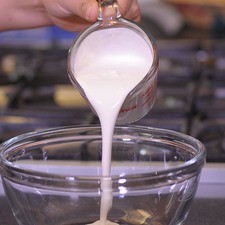 En otro tazón Batir la crema hasta formar picos suaves.
