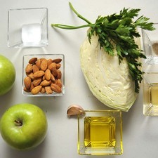 Ingredientes para receta 2 piezas de manzana verde 1/4 pieza de col o repollo 1/2 taza de almendras enteras 2 ramas de perejil 3 cucharadas de aceite de oliva 1 cucharada de vinagre de manzana sal al gusto pimienta negra molida al gusto 1 pieza de ajo S 16978 1475600747