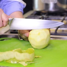 Pelar las manzanas y cortar en cuadros pequeños descartando el corazón. S 16979 1475600728