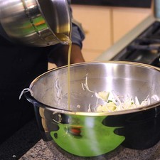 Vaciar el aderezo sobre la ensalada. S 16985 1475600746