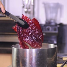 Hervir los chiles guajillos desvenados y sin semilla, los jitomates y el diente de ajo, hervir durante 5 minutos.