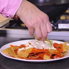 Decorar con un poco de queso fresco, cebolla fileteada y rebanadas de aguacate.