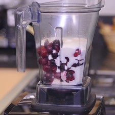 Colocar las cerezas partidas, yogurt y azúcar en el vaso de la licuadora, moler bien hasta obtener una mezcla homogénea.