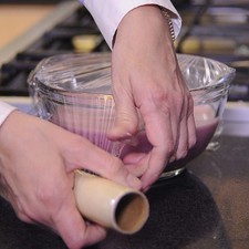 Vaciar la mezcla en un tazón y cubrir con plástico adherente y refrigerar por lo menos una hora.