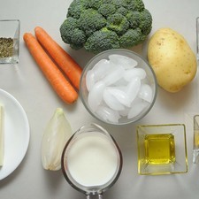 Ingredientes para receta 1 pieza de brócoli 2 piezas de zanahoria 1 pieza de papa blanca orégano seco al gusto 100 gramos de queso fresco hielo al gusto Ingredientes para salsa blanca 3 cucharadas de mantequilla 2 cucharadas de aceite de oliva 1/4 pieza de cebolla blanca 1 taza de leche de vaca 3 cucharadas de harina de trigo 1/2 cucharita de nuez moscada molida sal al gusto pimienta negra molida al gusto S 17005 1475600606