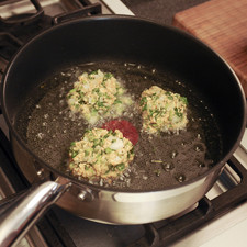 Poner a calentar el aceite en una sartén abierta para que quede al menos 5 cm de profundidad. Cuando esté bien caliente, bajar la lumbre. Hacer cada tortita con la mano, revolcar en un poco más de pan molido y freír las tortitas por ambos lados.