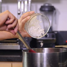 Agregar la cebolla picada y sofreír un par de minutos. S 17013 1475600602
